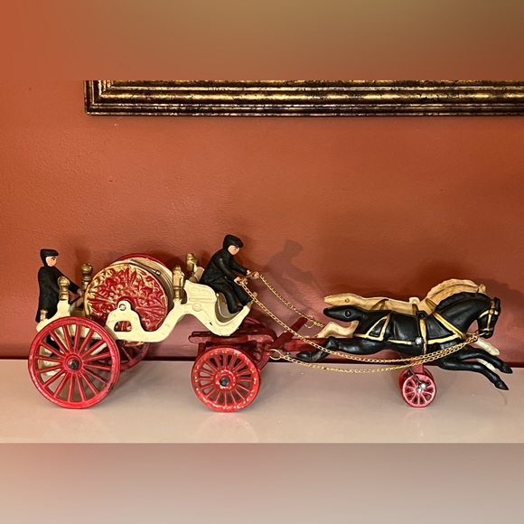 VINTAGE ANTIQUE 19” CAST IRON HORSE DRAWN FIRE ENGINE / HOSE WAGON TOY - Picture 4 of 16